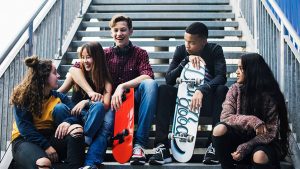 Jugendliche Skater hängen freundschaftlich zusammen ab