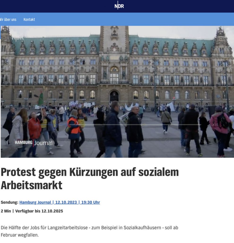 Menschenmenge vor Hamburger Rathaus - Protest gegen Kürzungen auf sozialem Arbeitsmarkt
