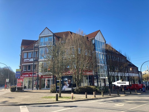 Das Bild zeigt ein Gebäude an der Stader Straße in Hamburg. Vor dem Haus steht ein Schild mit dem Wort „Eingang“. In dem Gebäude gibt es Büros für die Projekte „Connect4Career“ und „Wegweiser Wohnen“.