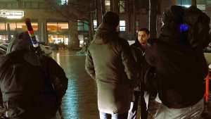 Ein Kiezläufer ist bei seinem nächtlichen Rundgang in Hamburg-Harburg unterwegs und wird dabei von einem NDR-Kamerateam begleitet.