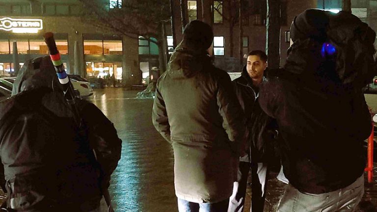 Ein Kiezläufer ist bei seinem nächtlichen Rundgang in Hamburg-Harburg unterwegs und wird dabei von einem NDR-Kamerateam begleitet.