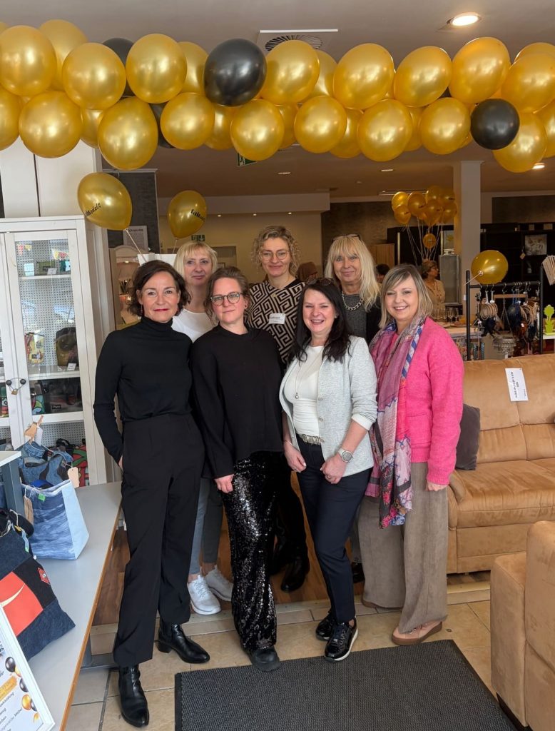 Das IN VIA-Team feiert gemeinsam das Jubiläum des Second-Hand-Kaufhauses fairedelt.