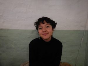 Manuela vor grün-weier Wand