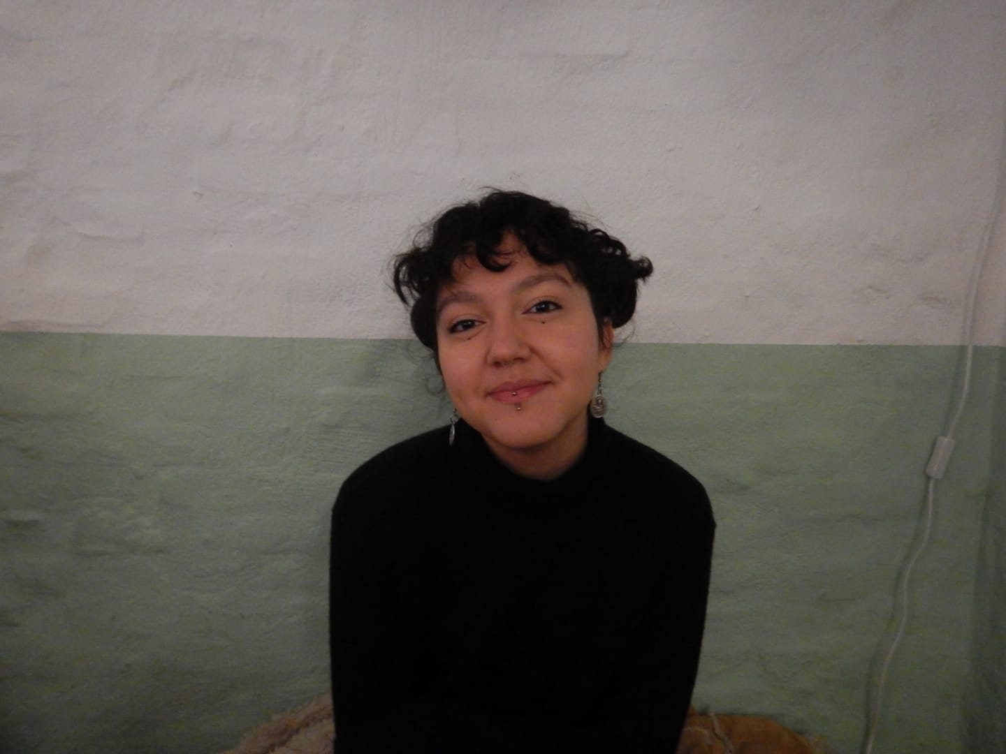 Manuela vor grün-weier Wand