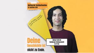 Das Bild zeigt einen jungen Mann vor einem gelb-orangefarbenen Hintergrund. Links steht groß der Slogan „Deine Geschichte ist nicht zu Ende.“ Oben wird auf den Welttag der Suizidprävention am 10. September 2026 hingewiesen. Auf einem gelben grafischen Element steht die Botschaft „Da draußen wartet noch so viel auf dich.“ Zusätzlich enthält das Motiv den Hinweis auf eine Aktion am 10.09.2026 von 14–17 Uhr auf dem Hamburger Rathausmarkt.
