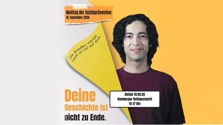Das Bild zeigt einen jungen Mann vor einem gelb-orangefarbenen Hintergrund. Links steht groß der Slogan „Deine Geschichte ist nicht zu Ende.“ Oben wird auf den Welttag der Suizidprävention am 10. September 2026 hingewiesen. Auf einem gelben grafischen Element steht die Botschaft „Da draußen wartet noch so viel auf dich.“ Zusätzlich enthält das Motiv den Hinweis auf eine Aktion am 10.09.2026 von 14–17 Uhr auf dem Hamburger Rathausmarkt.