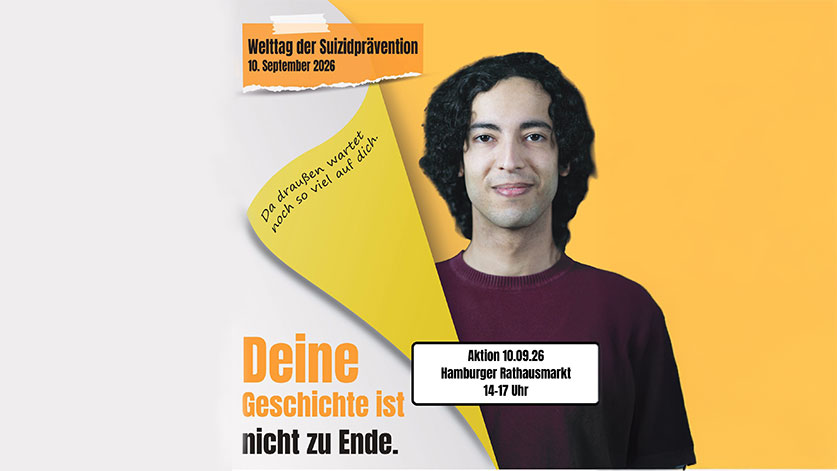 Das Bild zeigt einen jungen Mann vor einem gelb-orangefarbenen Hintergrund. Links steht groß der Slogan „Deine Geschichte ist nicht zu Ende.“ Oben wird auf den Welttag der Suizidprävention am 10. September 2026 hingewiesen. Auf einem gelben grafischen Element steht die Botschaft „Da draußen wartet noch so viel auf dich.“ Zusätzlich enthält das Motiv den Hinweis auf eine Aktion am 10.09.2026 von 14–17 Uhr auf dem Hamburger Rathausmarkt.